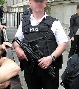     

:	530px-Police.gun.1.london.arp.jpg‏
:	457
:	89.4 
:	21866